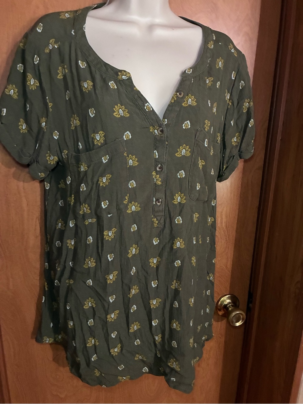 Olive Floral Button-Front Women's Top Large